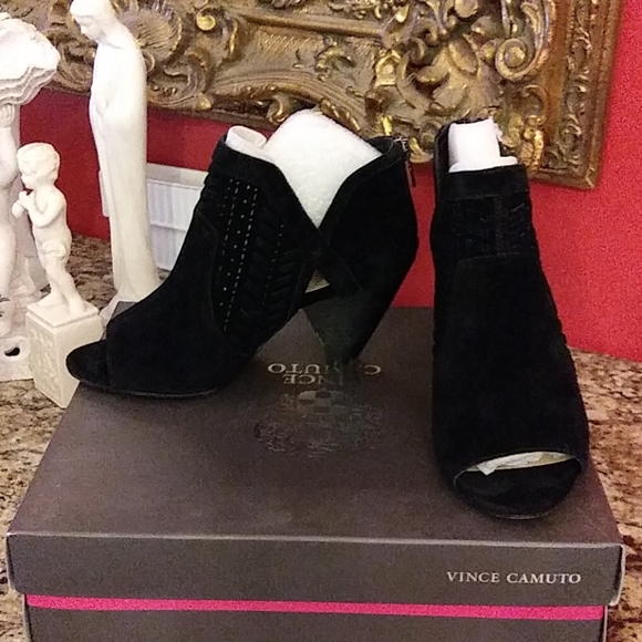 **0506 Vince Camuto Ebelin Bootie - Picture 3 of 8